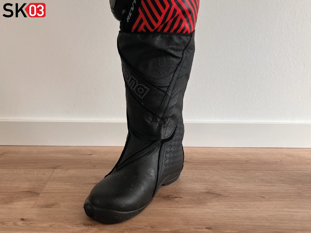Daytona Security Evo G3 Motorradstiefel in Kombination mit einer Rennlederkombi