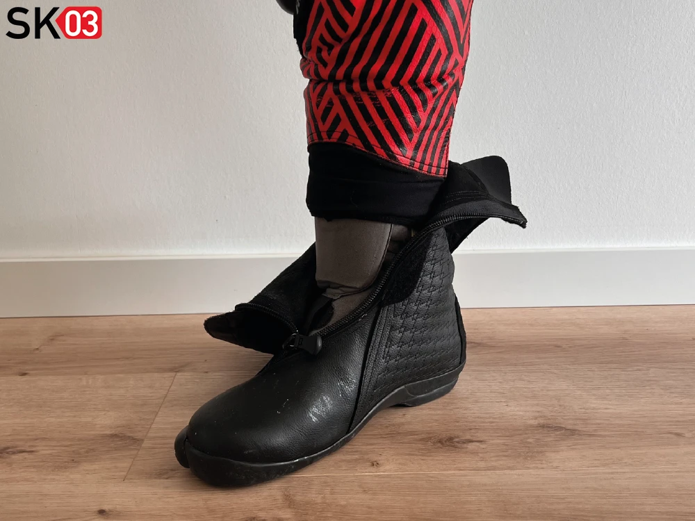 Daytona Security Evo G3 Motorradstiefel aus Känguruleder anziehen
